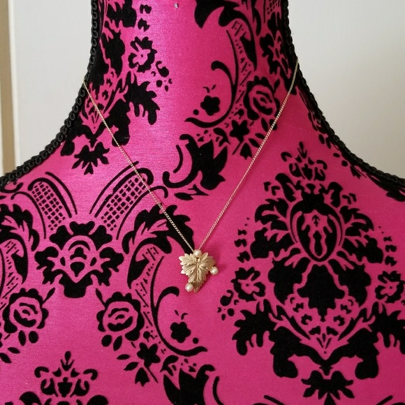 Relisted -Vintage 12k gold filled leaf necklace faux pearls - Picture 3 of 8